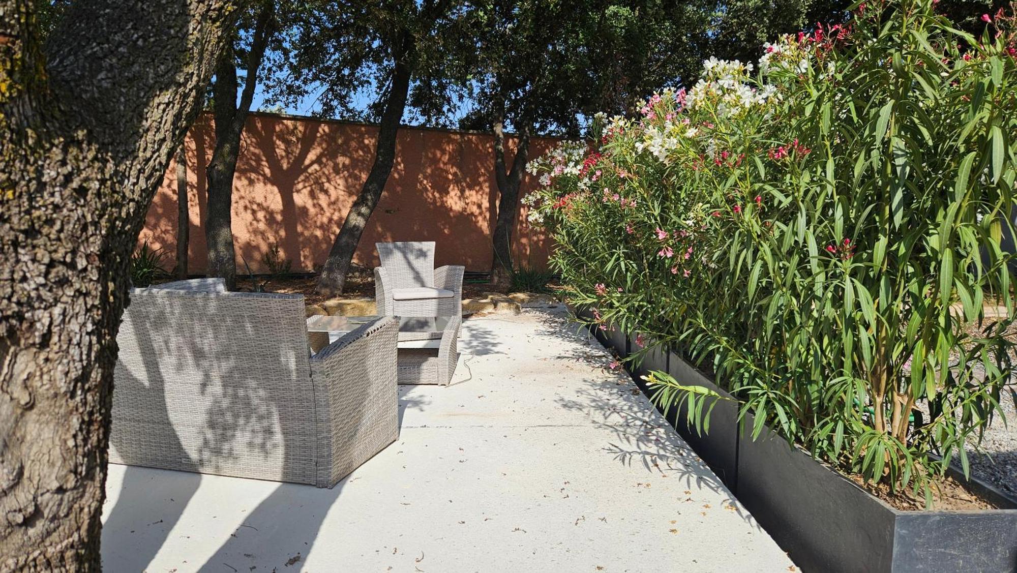 Location Independante Au Coeur Des Alpilles Pour 2 Personnes Avec Jacuzzi Villa Aureille Luaran gambar