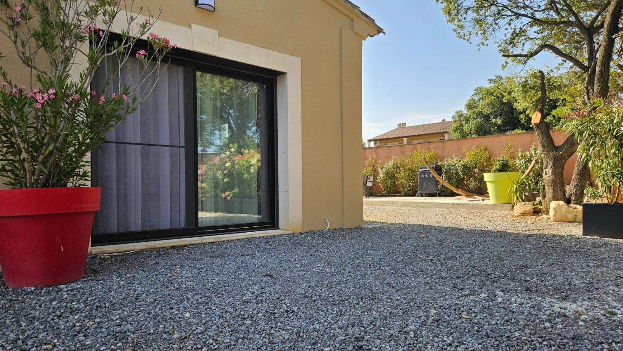 Location Independante Au Coeur Des Alpilles Pour 2 Personnes Avec Jacuzzi Villa Aureille Luaran gambar